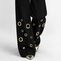Pantalon en jean taille haute à jambes larges, boutonné, avec poches évidées, couleur unie