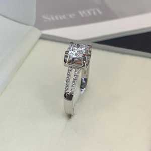 Bague de fiançailles à bande fendue en moissanite ronde de 1,00 ct |   Plaqué rhodium |   Bague éthique moderne certifiée IGI - Product Image 4