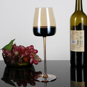 Verres <span class=keywords><strong>à</strong></span> vin soufflés <span class=keywords><strong>à</strong></span> la main de haute qualité, légers, clairs et personnalisables pour les mariages et les événements de luxe - Product Image 1