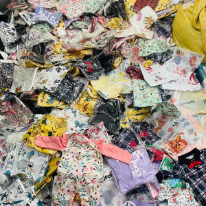 Lots de vêtements pour enfants et bébés, incluant pantalons, combinaisons, robes, barboteuses et ensembles de vêtements, de marques Frogsuit, issus de surplus et de déstockage - Product Image 1