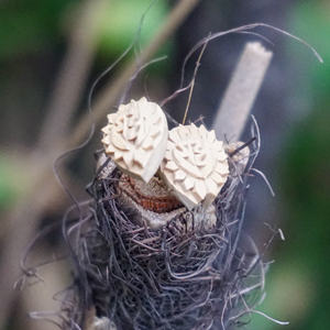 Boucles d'oreilles en tulsi sculpté Radha Boucles d'oreilles à la mode de meilleure qualité - Product Image 4