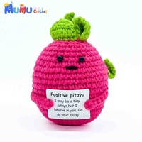 Miniatuur positieve gehaakte pitaya met kaartvakje, handgemaakte drakenvrucht amigurumi voor op kantoor als bureauvriendje