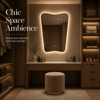 Miroir intelligent de salle de bain à LED rétroéclairé de forme irrégulière pour la décoration d'hôtel avec interrupteur tactile anti-buée