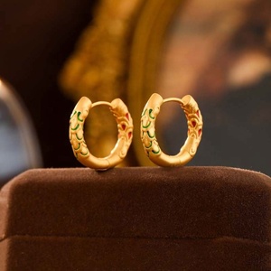 Boucles d'oreilles géométriques dorées rétro tendance pour femmes, style asiatique, luxe français haut de gamme, effet goutte d'huile, cadeau polyvalent, accessoire de mode - Product Image 4