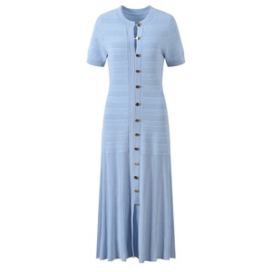 Abito lungo elegante da donna in <span class=keywords><strong>maglia</strong></span> testurizzata, a maniche corte, con <span class=keywords><strong>bottoni</strong></span> dorati. - Product Image 4