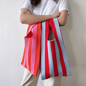 Bolso de Mano de Punto con Logotipo Personalizado, Bolso de Mano Jacquard con Rayas Coloridas, Bolso de Mano de Punto con Forma de Chaleco para Mujer - Product Image 2