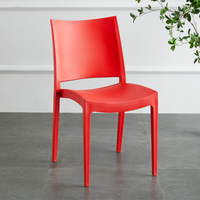 Chaise de salle à manger en plastique empilable simple et robuste pour l'extérieur et l'intérieur