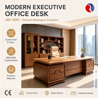 Bureau de direction personnalisable avec panneau décoratif et espace de travail organisé