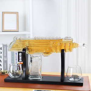Ensemble de carafe <span class=keywords><strong>à</strong></span> whisky et <span class=keywords><strong>à</strong></span> vin en forme de <span class=keywords><strong>fusil</strong></span> de chasse en gros avec plateau et verres, ensemble de cadeaux de barware pour hommes - Product Image 1