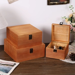 Caja de madera con tapa abatible, de pino macizo, cuadrada, con cerradura, para regalos, manualidades, recuerdos de boda, dulces, baby shower, fiesta de bienvenida al bebé. - Product Image 1