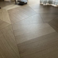 Parquet en bois d'ingénierie à motifs géométriques en chêne blanc, combinaisons irrégulières en forme de tangram, pour un art de l'assemblage.