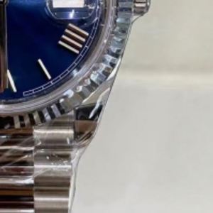 Reloj de Lujo Estilo Ejecutivo con Esfera Azul Sunburst, Brazalete Jubilee de Acero Inoxidable, Reloj de Pulsera Automático - Product Image 3