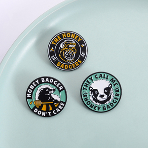 Spille Smaltate dei Badgers del Miele, Animali Cartoon con Citazioni, '<span class=keywords><strong>Mi</strong></span> Chiamano Badger del Miele', Distintivi da Bavero, Gioielli Regalo per Amici - Product Image 3