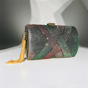 กระเป๋าคลัทช์สะพายไหล่แบบมีพู่ประดับกลิตเตอร์ตัวอักษรโลหะคุณภาพสูงสำหรับผู้หญิง ขายส่ง MOQ ต่ำ เหมาะสำหรับงานแต่งงาน งานปาร์ตี้ และเจ้าสาว - Product Image 3