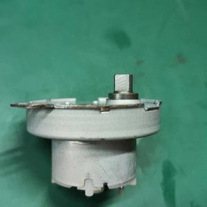 Motor microreductor de 6V con escobillas de CC para uso en electrodomésticos y lavadoras - Product Image 1