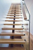 Escalier en tube carré personnalisé avec surface antidérapante et main courante, adapté à un usage résidentiel
