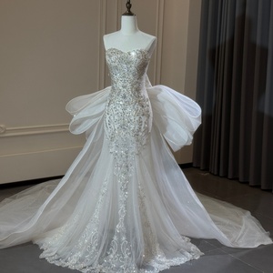 Robe de mariée sirène moderne Xs322 en organza sculptural, couleur ivoire, avec décolleté cœur, ornée de cristaux irisés et d'un nœud, modèle de luxe - Product Image 1