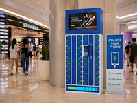 Station de location de batteries externes intelligentes 2026 avec écran publicitaire, casier de recharge de téléphone par code QR pour centres commerciaux et aéroports