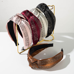 Diadema Ancha de Satén Estilo Barroco con Diseño Retro Anudado y Detalles de Pedrería - Product Image 1