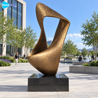 Sculpture abstraite moderne en bronze, en forme de boucle, martelée à la main, en laiton et cuivre, art personnalisé pour les lieux emblématiques, les places, les hôtels, les jardins et les espaces commerciaux