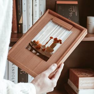 Cornice Portafoto Magnetica in Legno di Ciliegio Fatta a Mano con Incisioni Ornamenti Personalizzati Fai-da-Te Espositore in Legno Massiccio Creativo e Semplice - Product Image 3