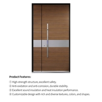 Puerta de Entrada Moderna de Aluminio con Acabado en Madera de Nogal, Puerta Doble con Detalles Metálicos Cepillados y Cerradura Inteligente para Casa o Villa
