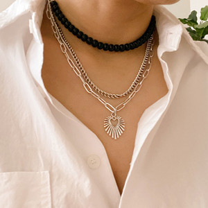 Collana a strati con cuore dorato e perline in resina - Product Image 3