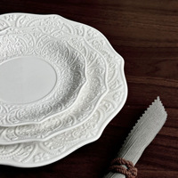 Französische Nordische Blumenförmige Weiße Geprägte Spitzen-Keramik-Platzteller für Zuhause, Hotel, Hochzeit