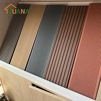 Planche WPC résistante à l'humidité, texture en relief, poudre de bois PE, terrasse composite imperméable pour bord de piscine, fabricant certifié FSC