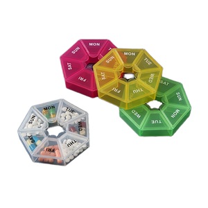 Caja de Almacenamiento de Píldoras Anticonceptivas Semanal de 7 Compartimentos, 8.3*8.3*1.7cm, Plegable, Multifuncional, Colorida, de PP, para Viajes - Product Image 1