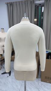 <span class=keywords><strong>Cardigan</strong></span> Bianco Crema con Zip Integrale per Uomo, Maglione Minimalista a Collo Alto con Tasche e Dettagli a Bottoni per Primavera - Product Image 3
