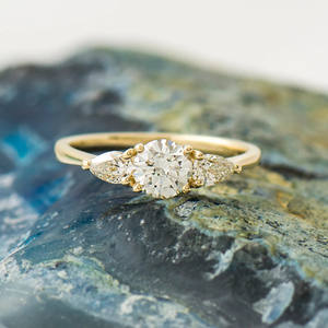 Anillos de compromiso de plata esterlina 925 hechos a mano con tres diamantes creados en laboratorio, regalo de boda, producto a granel - Product Image 1