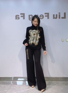 Ensemble deux pièces pour femme, style hiver, pull en tricot à col montant orné de strass, résistant, et pantalon large à taille élastique. - Product Image 6