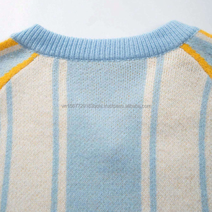Pull en jersey à col en V à rayures verticales color block, style couple, ample, sportif, avec lettres numériques en jacquard - Product Image 4