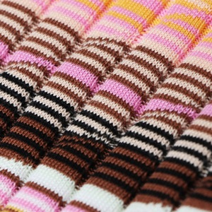 เสื้อสเวตเตอร์ถักแขนสั้นคอกลมสำหรับผู้หญิง ลายทางหลากสี เสื้อถักลายริบ ขายส่งเสื้อผ้าลำลองสำหรับผู้หญิงใส่ในฤดูร้อน - Product Image 4