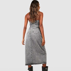 Robe en jean personnalisée OEM pour femme, style sexy d'été, coupe bandeau, fendue sur le devant, longueur midi - Product Image 3