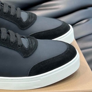 Chaussures de marche décontractées de haute qualité, élégantes et stylées, en cuir véritable noir à rayures à carreaux, style skate. - Product Image 1