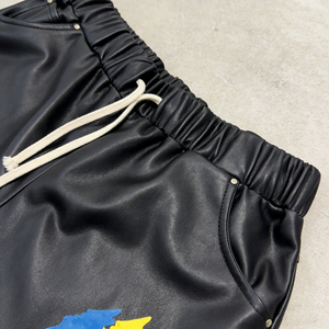 पुरुषों के लिए एक कस्टम उच्च गुणवत्ता वाले चौड़े पैर सीधे बैगी चमड़े की पैंट स्ट्रीटवियर पेचवर्क कढ़ाई - Product Image 3