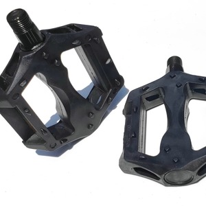 Pedales de Bicicleta de Montaña de Plástico Negro Tipo O con Soporte Inferior para Bicicletas de 26, 24 y 20 Pulgadas, Accesorios Antideslizantes y Reflectantes - Product Image 4