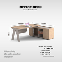 Bureau de direction haut de gamme pour les bureaux de cadres, avec un design cohérent et une configuration d'espace de travail tout-en-un