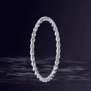 Anello Sottile di Lusso in Acciaio Inossidabile, Design Semplice e Intrecciato, Accessori all'Ingrosso - Product Image 3
