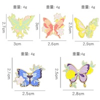 Broches en alliage métallique asymétriques en forme de fleur et de papillon, épingles mignonnes et tendance en émail pour la décoration de vêtements et sacs – Vente en gros