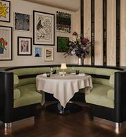 Meubles de salle à manger de luxe modernes, banquettes rembourrées, chaises et tables de salle à manger, accents métalliques élégants et tissu moelleux