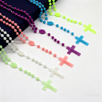 Chapelet en plastique violet, design élégant inspiré de la foi chrétienne, méditation catholique, prière en église