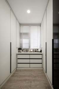 Armario de Madera Maciza de Lujo; Vestidor de Diseño Reciente con Puertas Corredizas Personalizadas - Product Image 5