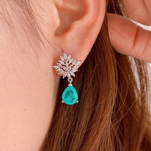 Venta al por mayor de fábrica: Pendientes de circonita roja de 14-12 mm con forma de labios, chapados en oro, de aleación de cobre ecológica, joyería de moda para bodas. - Product Image 3
