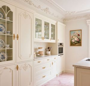 Armoires de cuisine blanches de style français SANTOPOVA avec des sculptures ornées et des poignées dorées - Product Image 4