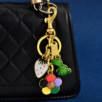 Gantungan Kunci Dinosaurus Stroberi Bunga Enamel Warna-warni Liontin Logam Lucu untuk Dekorasi Tas Tangan Ransel Ornamen Fashion Wanita