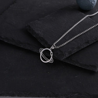 Colliers pour femmes en acier inoxydable de gros, pendentifs en acier titane, accessoires de shopping, petits cadeaux et souvenirs