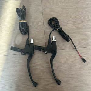 Guidões de Freio Dobráveis por Atacado para Patinetes Elétricos com Baterias de Lítio Cabo de 1,85M com Desconexão de Energia - Product Image 1